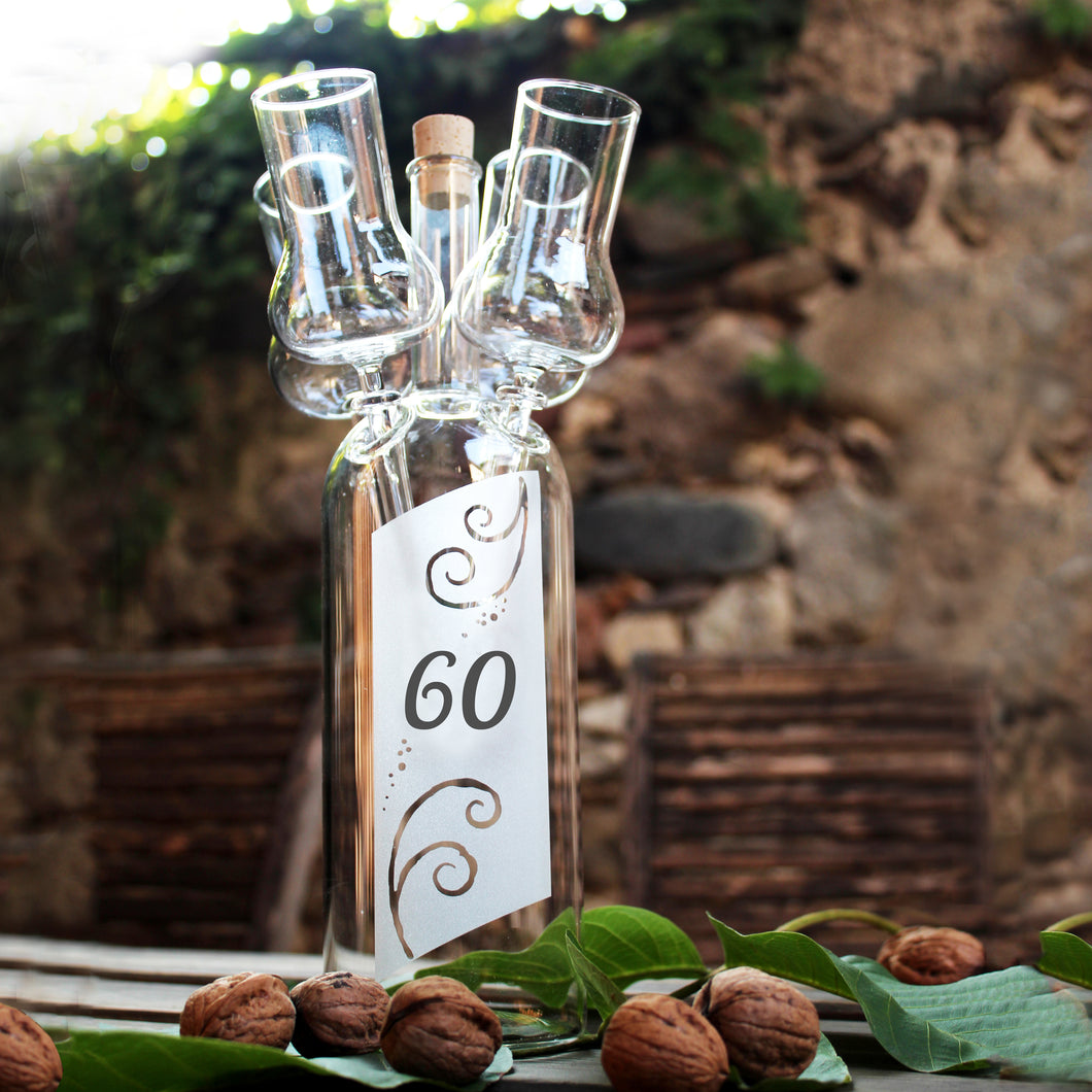 Schnapsflasche mit vier Gläser
